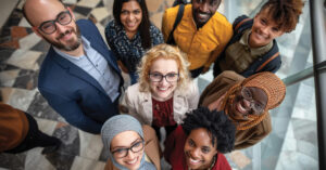 Ein interkulturelles und diverses Team, das durch eine gute interkulturelle Führung ideal zusammenarbeitet.