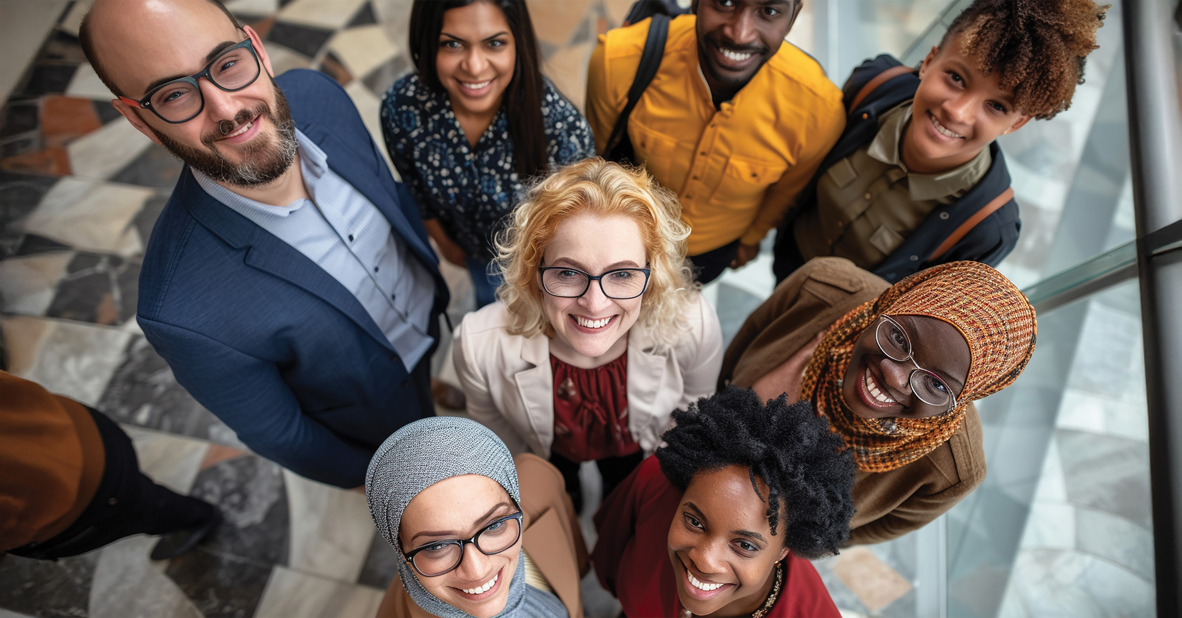 Ein interkulturelles und diverses Team, das durch eine gute interkulturelle Führung ideal zusammenarbeitet.