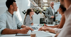 Führungskraft beim Erklären der Ziele nach der Übernahme eines neuen Teams – erfolgreicher Start durch klare Kommunikation und Struktur.