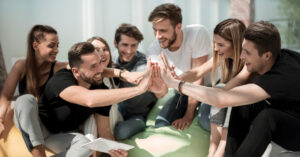 Ein gemischtes Team aus dem Mittelstand wie sie gemeinsam mit der Führungskraft den Teamzusammenhalt stärken.
