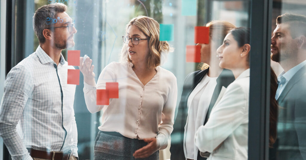 Führungskraft bespricht mit ihrem Team eine Strategie zur Überwindung von Widerstand im Change Management, um Veränderungsprozesse erfolgreich umzusetzen