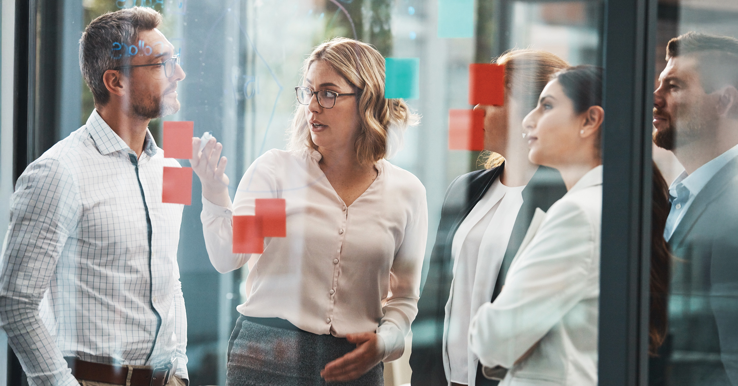 Führungskraft bespricht mit ihrem Team eine Strategie zur Überwindung von Widerstand im Change Management, um Veränderungsprozesse erfolgreich umzusetzen