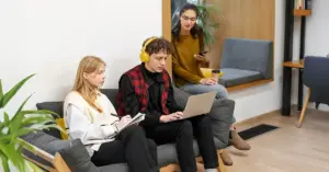 Drei Vertreter der Gen Z arbeiten in einem gemütlichen Office