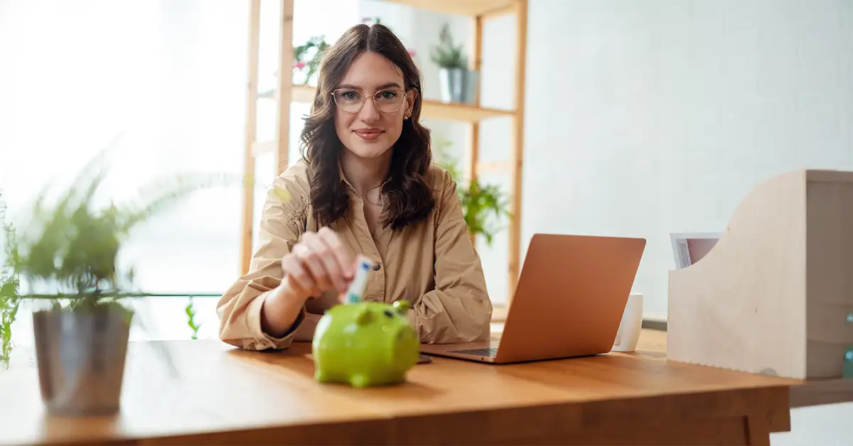 Eine Mitarbeiterin mit hohem Kostenbewusstsein spart durch ihr Verhalten Geld für das Unternehmen.