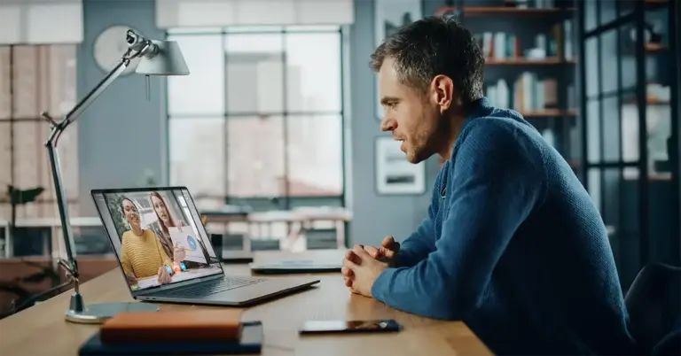 Führungskraft im Video-Call mit Teammitgliedern – Remote Leadership im digitalen Arbeitsumfeld