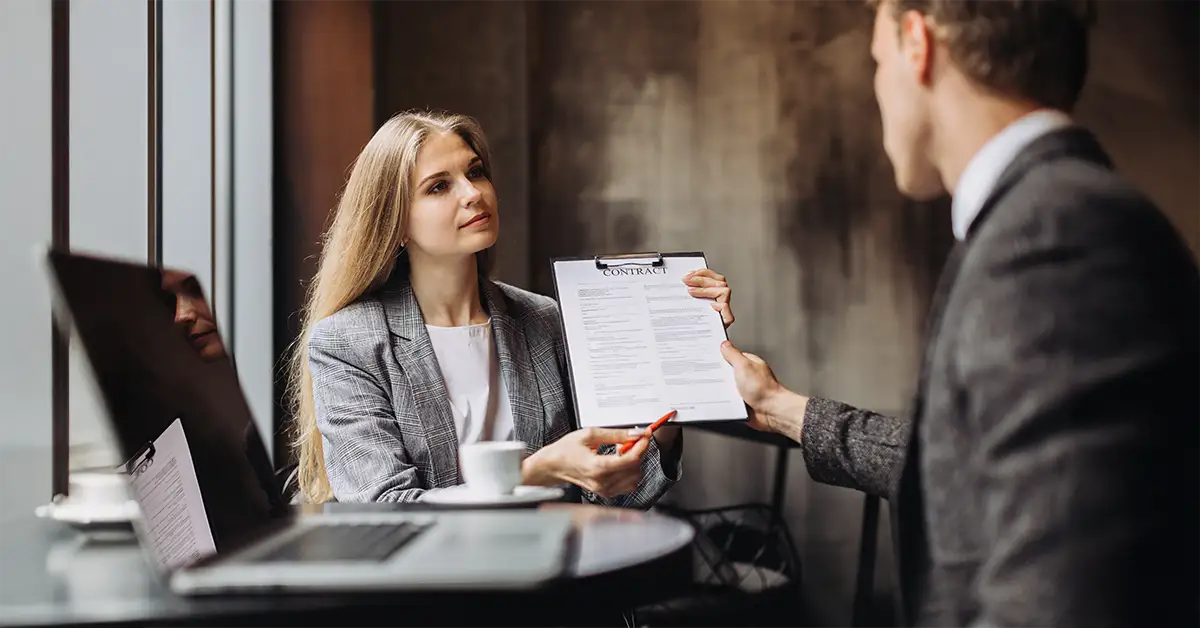 Führungskraft im Gespräch über Vertragsbeendigung – Symbolbild für Mitarbeiter kündigen