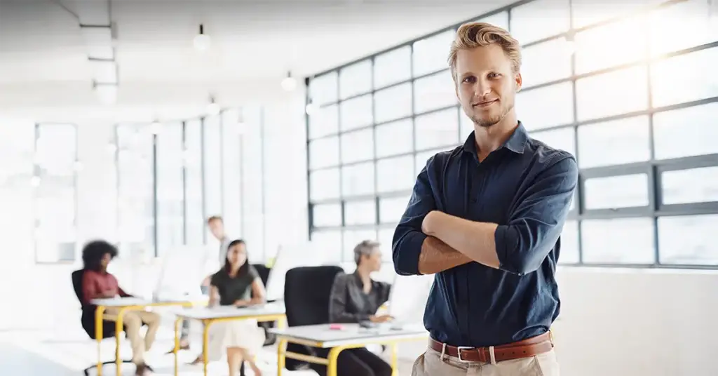 Eine junge Führungskraft bereitet sich auf das Aufgaben Delegieren vor
