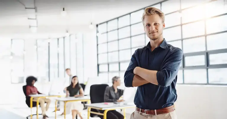 Eine junge Führungskraft bereitet sich auf das Aufgaben Delegieren vor