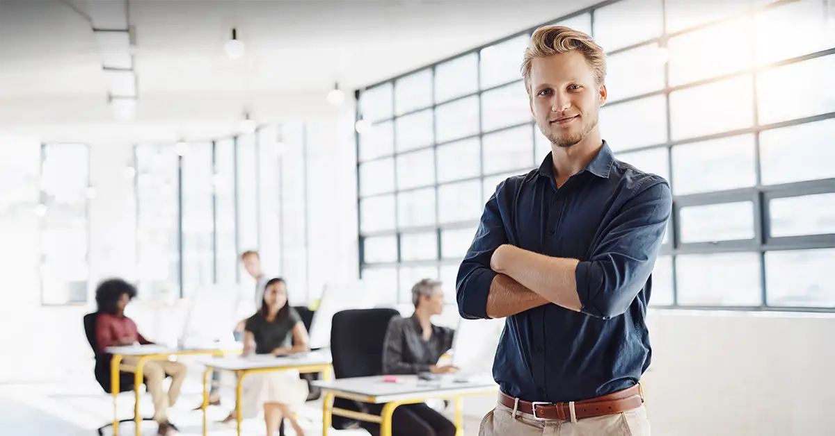 Eine junge Führungskraft bereitet sich auf das Aufgaben Delegieren vor
