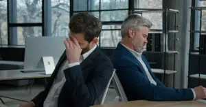 Eine Führungskraft stellt sich nachdenklich die unangenehme Frage, wann ein Mitarbeiter nicht mehr tragbar ist.