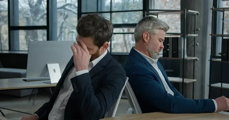 Eine Führungskraft stellt sich nachdenklich die unangenehme Frage, wann ein Mitarbeiter nicht mehr tragbar ist.