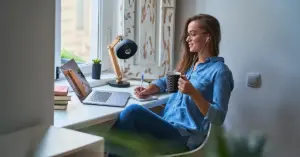 Eine Führungskraft im Homeoffice, die sich die Frage stellt: "Mitarbeiter arbeitet nicht im Homeoffice? Was kann ich tun?"