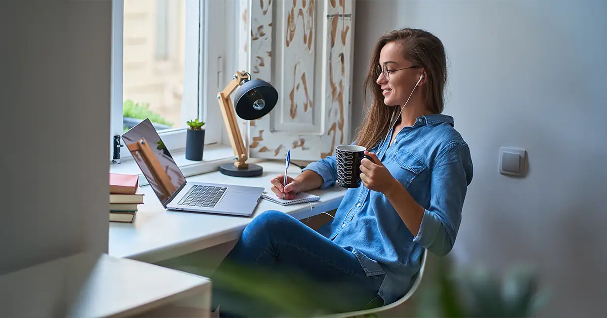 Eine Führungskraft im Homeoffice, die sich die Frage stellt: "Mitarbeiter arbeitet nicht im Homeoffice? Was kann ich tun?"